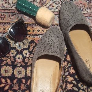 Super comfy cute grey flats
